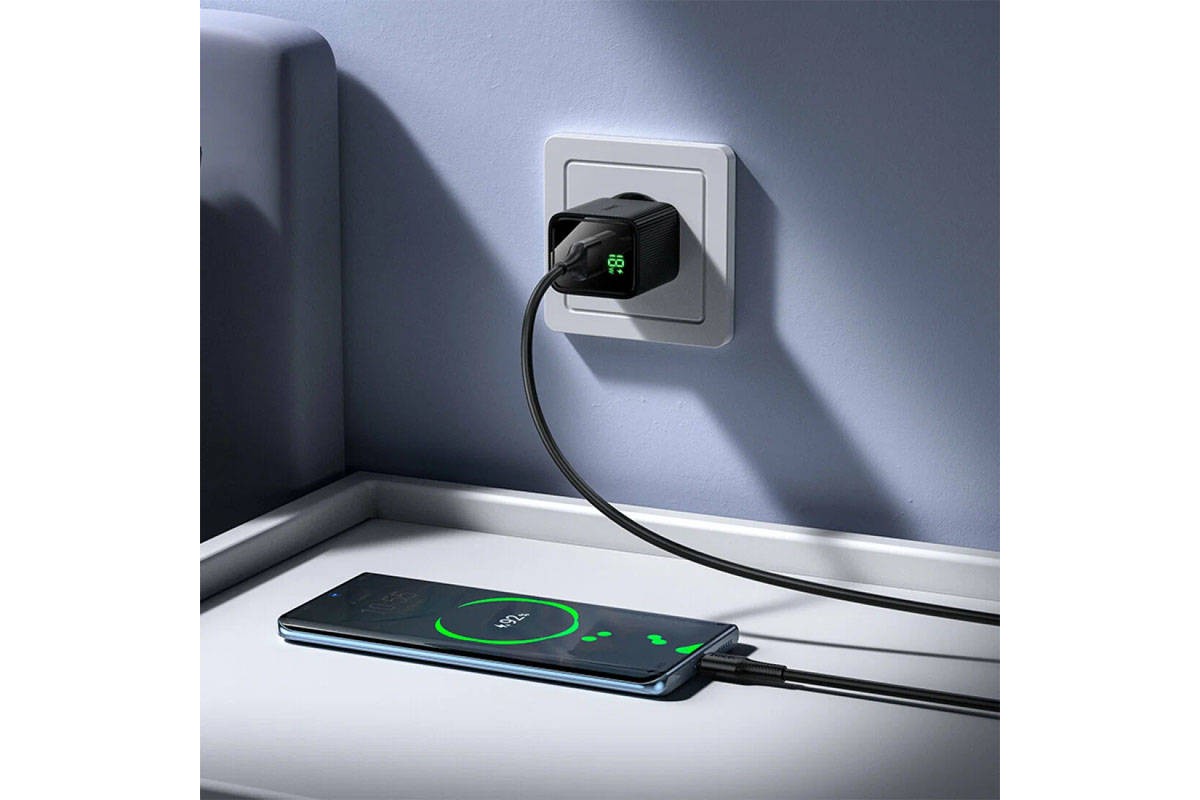 Сетевое зарядное устройство HOCO CS81A Excellent single port QC3.0 с цифровым дисплеем (черный)